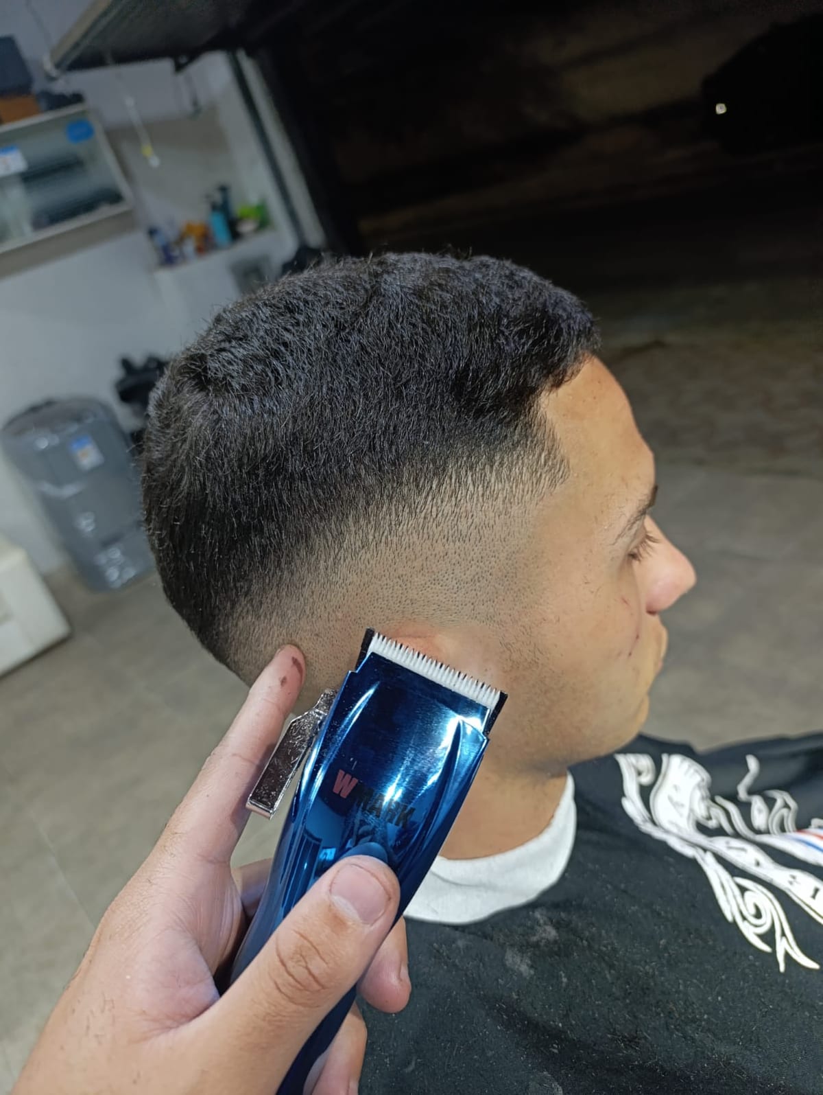 Dudu fazendo o acabamento de um degradê com a máquina